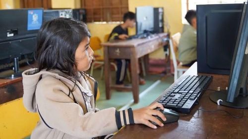 Với nhiều học sinh vùng khó khăn, mỗi giờ thực hành trên máy tính là một cơ hội tiếp cận tri thức và hình thành kỹ năng số. (Ảnh: MH)