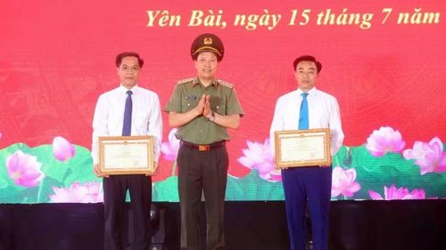 Thượng tướng Lê Văn Tuyến, Thứ trưởng Công an trao Bằng khen của Bộ Công an tặng tập thể, cá nhân có thành tích xuất sắc phong trào Toàn dân bảo vệ an ninh Tổ quốc.