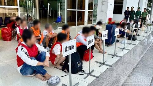 Các công dân người Việt Nam được lực lượng chức năng Campuchia trao trả.