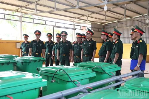 Kiểm tra khu vực xử lý chất thải rắn của Trung đoàn.