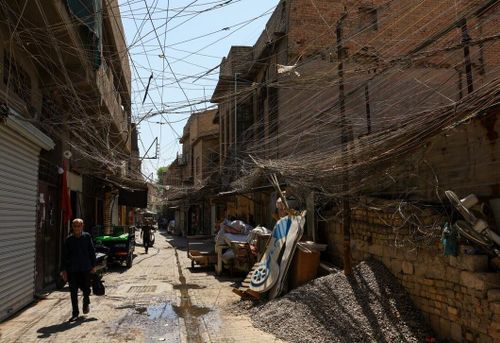 Một con phố cũ ở Baghdad, Iraq với mạng lưới dây điện chằng chịt như mạng nhện, tháng 9-2025. Ảnh: Reuters