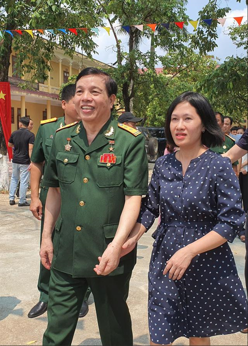  Anh hùng LLVT nhân dân Phan Văn Quý và con gái lớn của Anh hùng LLVT nhân dân Trịnh Tố Tâm. Ảnh: BÍCH TRANG