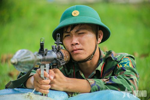 Xạ thủ B41 bình tĩnh lấy đường ngắm, sẵn sàng khai hỏa.