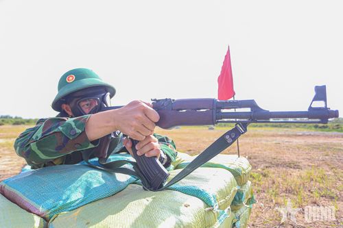 Ánh mắt kiên định, quyết tâm hoàn thành tốt bài bắn của chiến sĩ Tiểu đoàn 1.