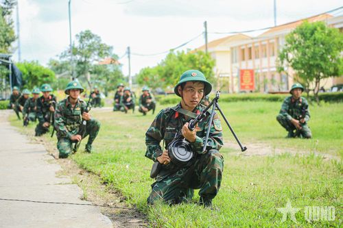 Cán bộ, chiến sĩ luyện tập xử trí các tình huống chiến đấu bảo vệ đơn vị.