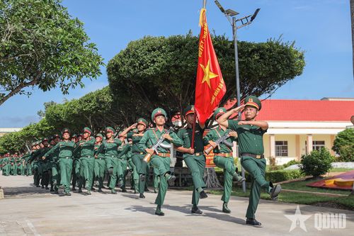 Cán bộ, chiến sĩ Tiểu đoàn 1 duyệt đội ngũ.