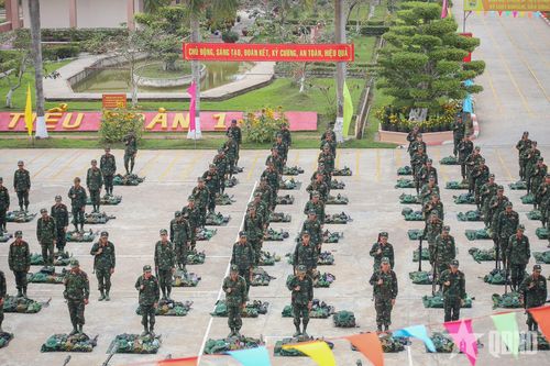 Kiểm tra quân tư trang của chiến sĩ trước khi thực hiện nhiệm vụ trong báo động chuyển trạng thái sẵn sàng chiến đấu.