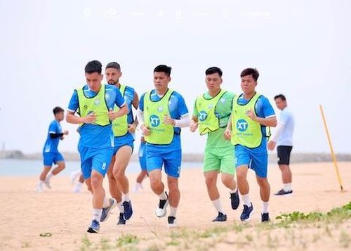 Các cầu thủ T. Nam Định xuất hiện trên bãi biến Phú Yên cũ.