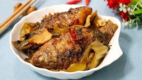 Cá diếc kho dưa.