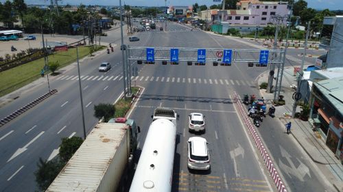 TP Đồng Nai phân làn ô tô rẽ trái hoặc quay đầu nằm sát dải phân cách và rẽ phải làn thứ ba, sát làn xe máy. Ảnh: NÔNG NGÂN