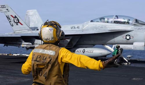  Một máy bay chiến đấu F/A-18F Super Hornet, chuẩn bị cất cánh từ sàn đáp của tàu sân bay lớp Nimitz USS Abraham Lincoln được triển khai đến khu vực hoạt động của Hạm đội 5 hôm 25-6. Ảnh: CENTCOM 
