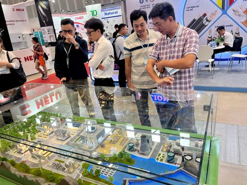  Khách tham quan các mô hình, thiết bị tiết kiệm năng lượng tại triển lãm 