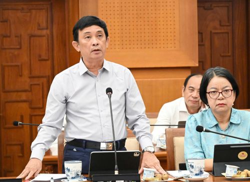 Đại diện lãnh đạo các cơ quan, đơn vị phát biểu tại hội nghị. Ảnh: VIỆT DŨNG