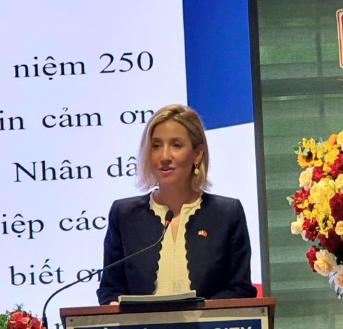  Tổng Lãnh sự Hoa Kỳ tại TPHCM Melissa A. Brown phát biểu tại buổi họp mặt. Ảnh: THỤY VŨ 