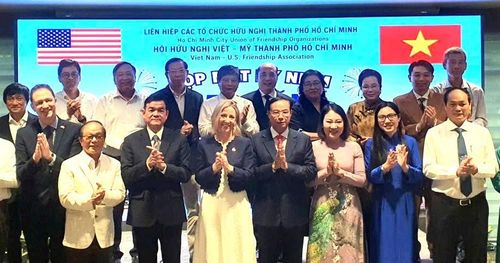  Các đại biểu chụp ảnh lưu niệm tại buổi họp mặt. Ảnh: THỤY VŨ 