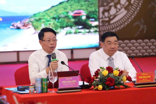  Nhà báo Phùng Công Sưởng, Tổng Biên tập Báo Tiền Phong nêu ý kiến tại hội thảo 