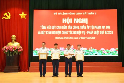  Thủ trưởng Bộ Tư lệnh Vùng Cảnh sát biển 3 khen thưởng các tập thể, cá nhân tiêu biểu trong cao điểm đấu tranh phòng, chống tội phạm 