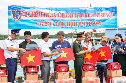  Bộ Tư lệnh Vùng Cảnh sát biển 3 cùng đại diện cấp ủy, chính quyền địa phương và các lực lượng trao tặng quà và tuyên truyền cho ngư dân Thạnh An 