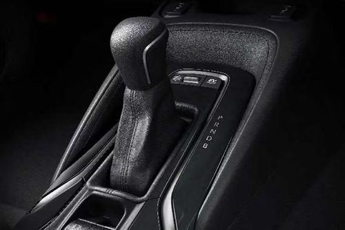 Ngoài bản kỷ niệm, các phiên bản Corolla Cross cao cấp tại Nhật cũng được nâng cấp đáng kể. Bản HEV Z và HEV GR Sport nay có vô lăng sưởi tiêu chuẩn cùng gói hỗ trợ lái xe ADAS mở rộng, bao gồm giám sát điểm mù, hỗ trợ thoát hiểm an toàn, camera 360 độ có chức năng “nhìn xuyên sàn” và hệ thống đỗ xe tự động...