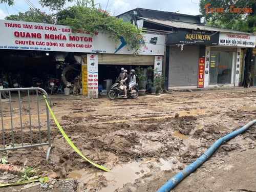 Mặt đường bị đào xới, gồ ghề khiến việc đi lại của người dân gặp nhiều khó khăn, đặc biệt trong những ngày mưa.