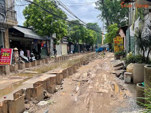 Dù một số vị trí đã được lấp đất, hệ thống cừ thép phục vụ thi công vẫn chưa được tháo dỡ, cho thấy công trình vẫn còn những hạng mục chưa hoàn tất.