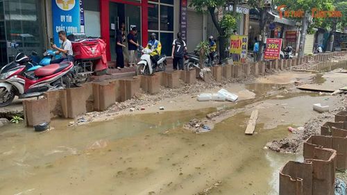 Công trình nằm sát khu dân cư, việc thi công ảnh hưởng trực tiếp đến lối ra vào và sinh hoạt hằng ngày của nhiều hộ dân.