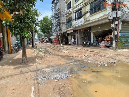 Một số vị trí thi công chưa được che chắn cẩn thận, trong khi hệ thống biển cảnh báo tại công trường còn hạn chế.