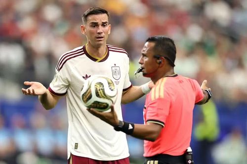 Fabian Ruiz phân trần mình không phạm lỗi, trước khi trọng tài Ivan Barton đổi quyết định và cho Tây Ban Nha hưởng quả đá phạt. Ảnh: Getty.