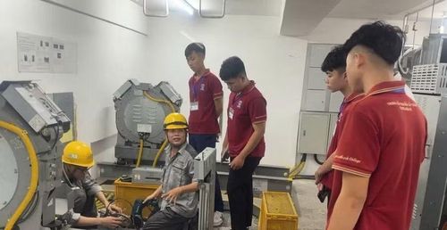 Học viên Trường Trung cấp Nguyễn Tất Thành học thực hành tại doanh nghiệp nghề Điện lạnh.