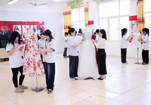 Sinh viên ngành Thiết kế thời trang (Trường Cao đẳng Công nghiệp Hưng Yên) trong giờ thực hành. Ảnh: NTCC