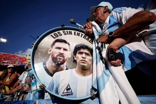 Một CĐV Argentina mang chiếc trống in hình Lionel Messi và cố huyền thoại Diego Maradona trước cuộc đối đầu với tuyển Anh. Ảnh: Reuters.