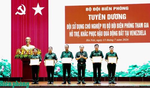 Trung tướng Nguyễn Anh Tuấn, Bí thư Đảng ủy, Chính ủy Bộ đội Biên phòng trao Bằng khen của Bộ Tư lệnh Bộ đội Biên phòng tặng các tập thể hoàn thành xuất sắc nhiệm vụ tham mưu lãnh đạo, chỉ đạo và đảm bảo, hỗ trợ lực lượng tham gia tìm kiếm, khắc phục hậu quả thảm họa động đất tại Venezuela. Ảnh: TK