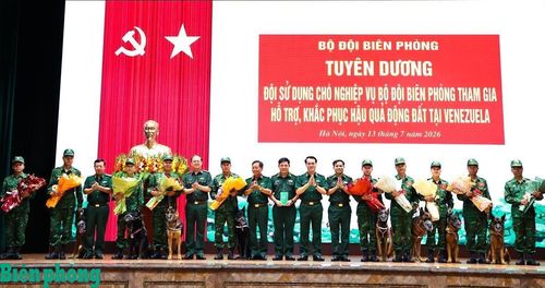 Thiếu tướng Phạm Văn Tỵ, Phó Cục trưởng Cục Cứu hộ-Cứu nạn, Bộ Tổng Tham mưu Quân đội nhân dân Việt Nam cùng các thủ trưởng Bộ Tư lệnh Bộ đội Biên phòng tặng hoa chúc mừng Đội sử dụng chó nghiệp vụ Bộ đội Biên phòng. Ảnh: Chiến Khu