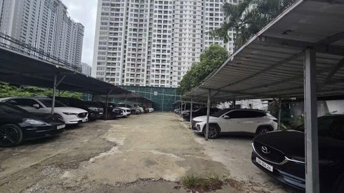Một phần lớn diện tích tại đây đã bị biến tướng thành bãi trông giữ xe quy mô lớn. Toàn bộ khu vực này được quây tôn, dựng mái che bán kiên cố nhằm phục vụ lượng phương tiện lớn từ các khu vực lân cận đổ về.