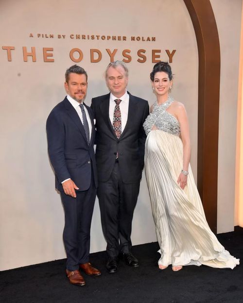 Đạo diễn Nolan chụp ảnh cùng hai diễn viên chính của The Odyssey. Bom tấn sử thi có kinh phí sản xuất lên đến 250 triệu USD, xoay quanh cuộc hành trình đầy gian khổ, kéo dài suốt 10 năm để trở về quê hương của người anh hùng Odysseus sau khi cuộc chiến thành Troy kết thúc. Ảnh: Shutterstock.