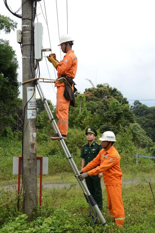 Nhân viên điện lực Tuy Đức kiểm tra lưới điện phục vụ người dân khu vực biên giới và cửa khẩu Bu P’răng (Ảnh: Đại Dương)