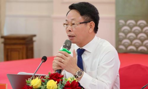 Nhà báo Phùng Công Sưởng - Tổng Biên tập Báo Tiền Phong - chia sẻ tại hội thảo.