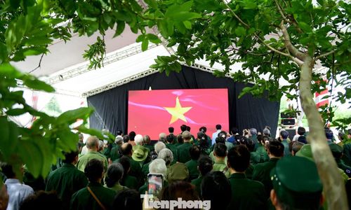 Đại biểu thực hiện nghi lễ chào cờ tại chương trình. Ảnh: Xuân Tùng