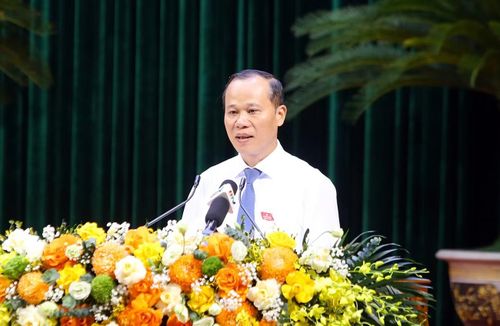 Phó Chủ tịch Thường trực UBND tỉnh Bắc Ninh Mai Sơn báo cáo tình hình thực hiện kế hoạch phát triển kinh tế - xã hội 6 tháng đầu năm.