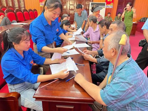 Đoàn viên xã Tiên Du hỗ trợ cơ quan chức năng lấy mẫu ADN của thân nhân liệt sĩ.