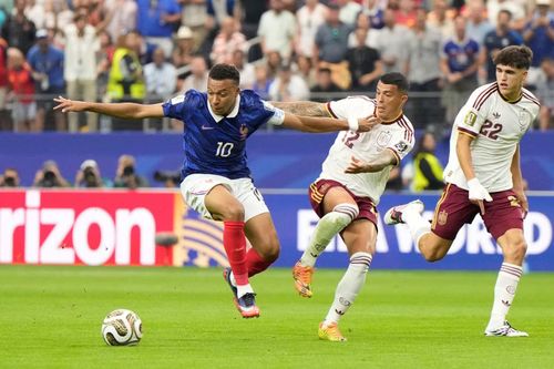 Pau Cubarsi (phải), Pedro Porro của Tây Ban Nha và Kylian Mbappe của Pháp.