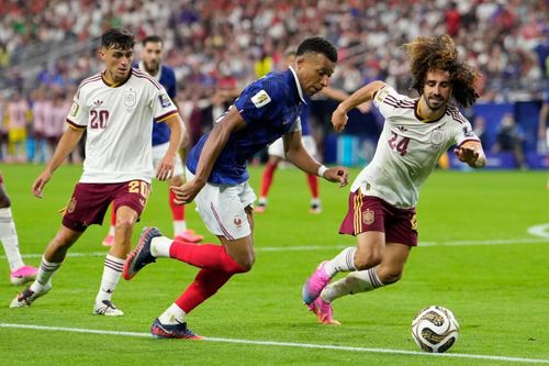 Kylian Mbappé của Pháp và Marc Cucurella của Tây Ban Nha.