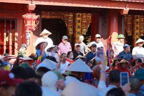 Bên cạnh tục rước “Ông Voi”, lễ hội đình Trà Cổ còn có nhiều nghi lễ truyền thống gắn với tín ngưỡng của cư dân miền biển. Các nghi thức được tổ chức tại đình trong không khí trang nghiêm, có sự tham gia của các bậc cao niên, những gia đình làm “ông Đám” và đông đảo người dân địa phương.