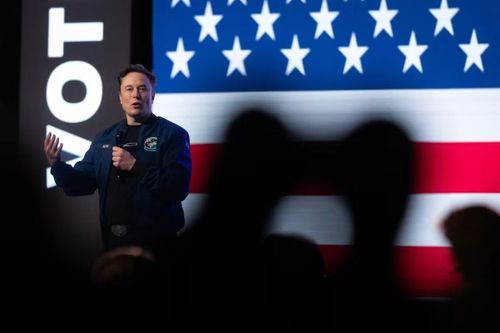 Elon Musk phát biểu trong một cuộc họp cộng đồng tại Trung tâm hội nghị KI ở Green Bay, Wisconsin, ngày 30/3/2025. Ảnh: CNN.