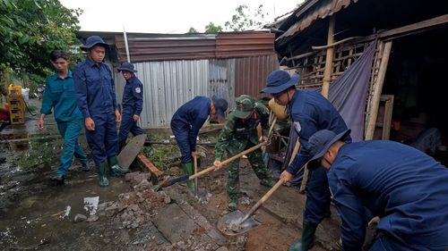 Lực lượng chức năng tiến hành khai quật vị trí nghi có liệt sĩ hy sinh.