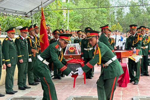 Từng phần hài cốt được đồng đội đặt vào lòng đất Mẹ.