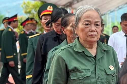 Ánh mắt nghẹn ngào của đồng đội năm xưa khi chứng kiến cuộc trở về sau hơn nửa thế kỷ.