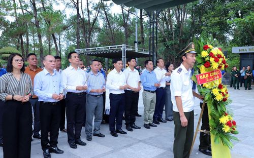 Đoàn dâng hương, dâng hoa tại Nghĩa trang liệt sĩ quốc gia Trường Sơn. Ảnh: Mai Đỉnh