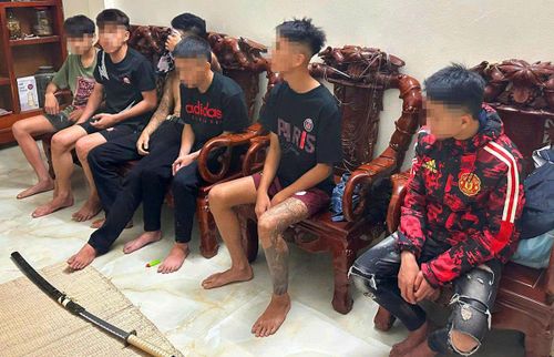 Nhóm thanh niên bị bắt cùng hung khí khi đang trên đường đi giải quyết mâu thuẫn.