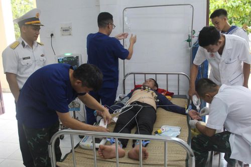 Kíp trực bệnh xá đảo Song Tử Tây thăm khám cho bệnh nhân.